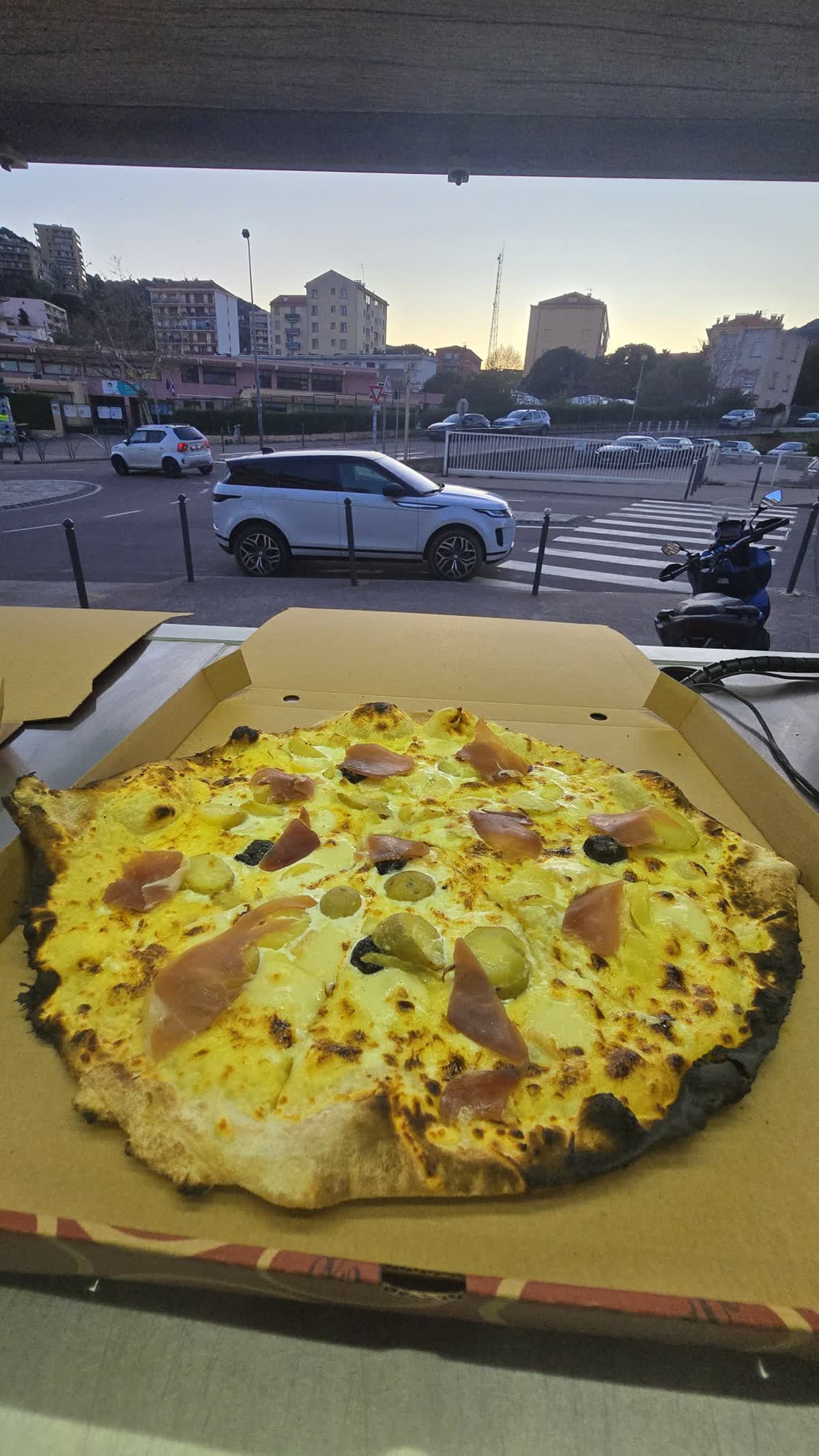 Pizza artisanale à emporter devant le camion Chez Cyril, avenue Maréchal Moncey à Ajaccio